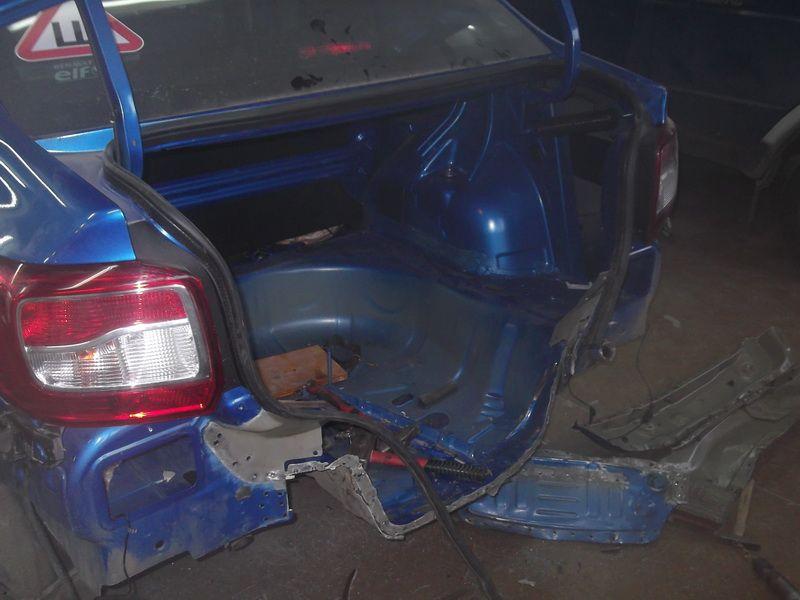Фото авто с сильным повреждением багажника